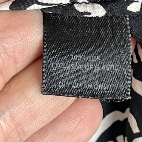 White House Black Market Top Womens Medium Black Silk Floral Boho Whimsigoth - Picture 4 of 7